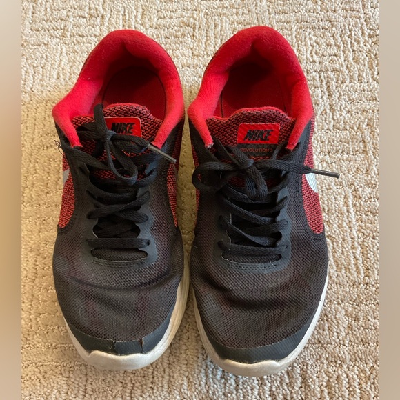 👟❤️ Nike Boys Revolution 3 Sneakers University Red / Metallic Silver Size 6.5Y - Picture 2 of 10